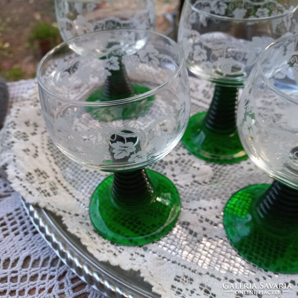 4 beautiful wine glasses