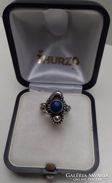 Antique marked silver ring in beautiful condition in a patterned socket, encrusted with a polished lapis lazuli stone