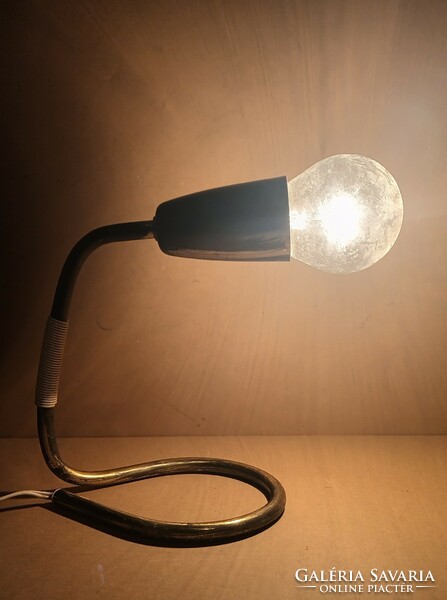 Bauhaus stílusú réz kobra asztali lámpa.