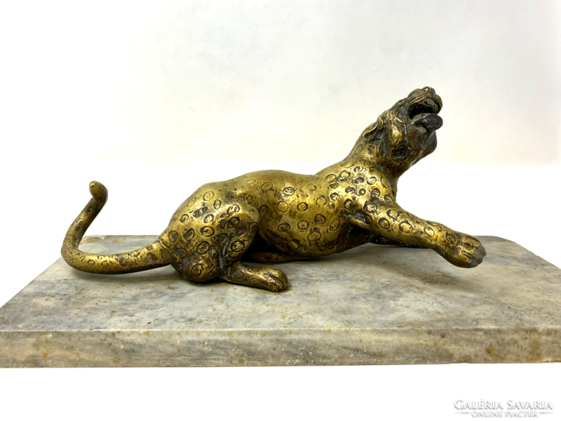 Bronze sculpture of a leopard on a marble plinth