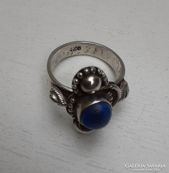 Antique marked silver ring in beautiful condition in a patterned socket, encrusted with a polished lapis lazuli stone