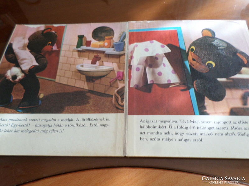 Good night bear! Written by Ágnes puppet designer Tibor Kőber and photographed by Zoltán Varga, 1972
