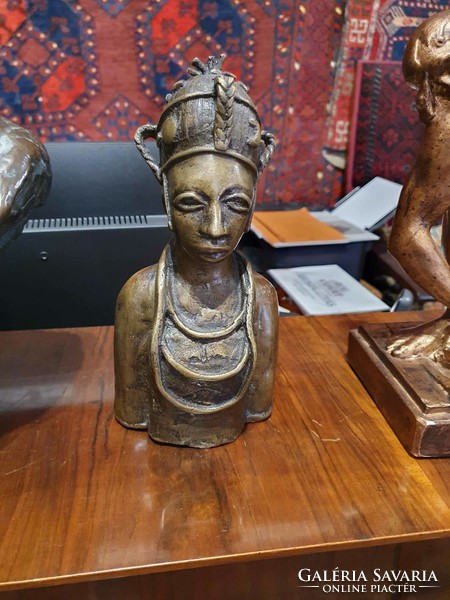 2 pcs. African Benin bronze statue 25cm high. Very nicely done.