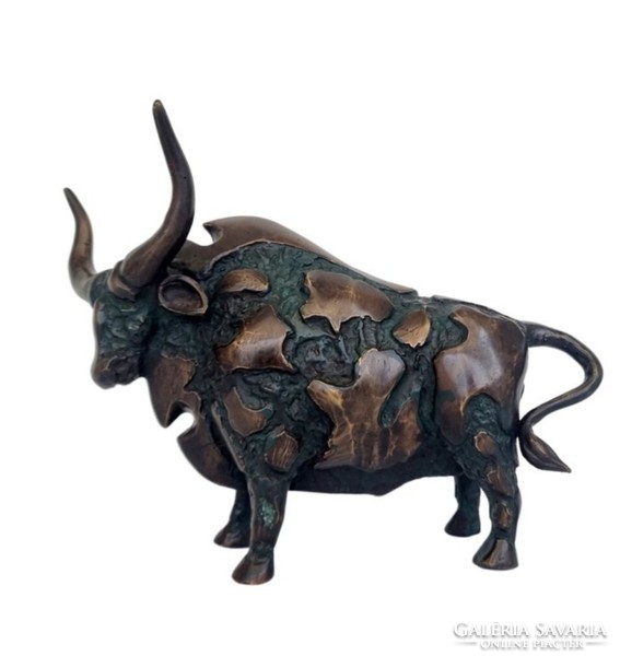Gyönyörű, monumentális bronz alkotás egy kidolgozott szép bikáról
