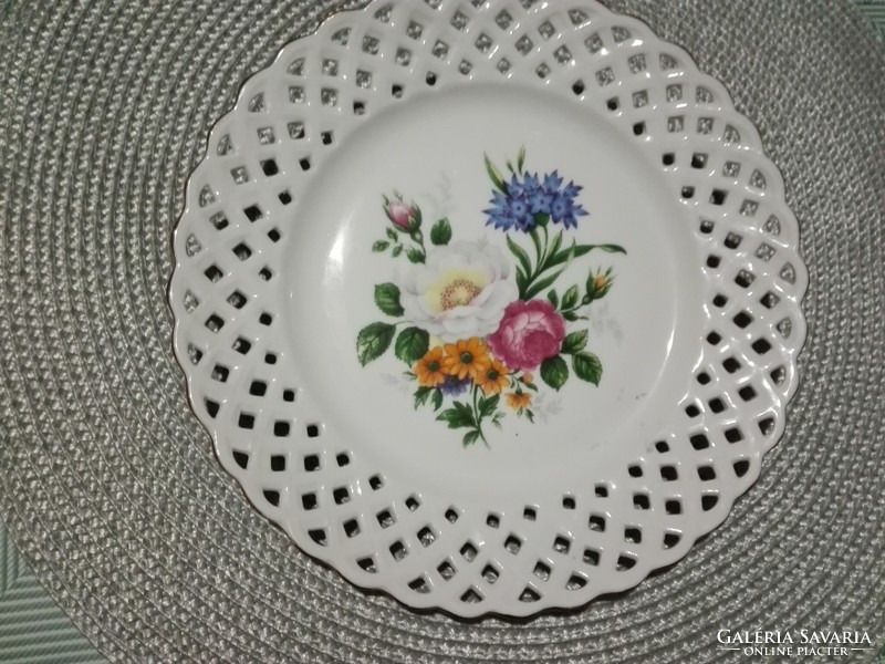 Porcelain openwork floral plate.