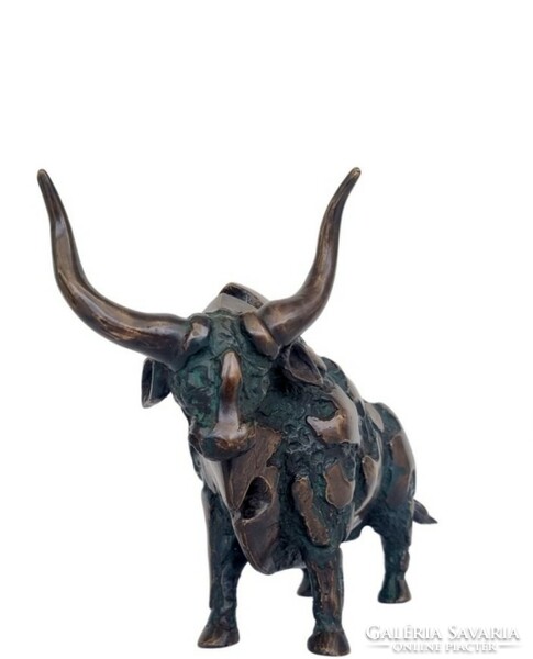 Gyönyörű, monumentális bronz alkotás egy kidolgozott szép bikáról