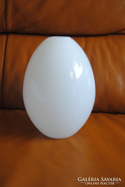 Kétrétegűtojás alakú párszálas fehér tejüveg váza