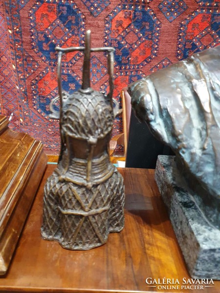 2 pcs. African Benin bronze statue 25cm high. Very nicely done.
