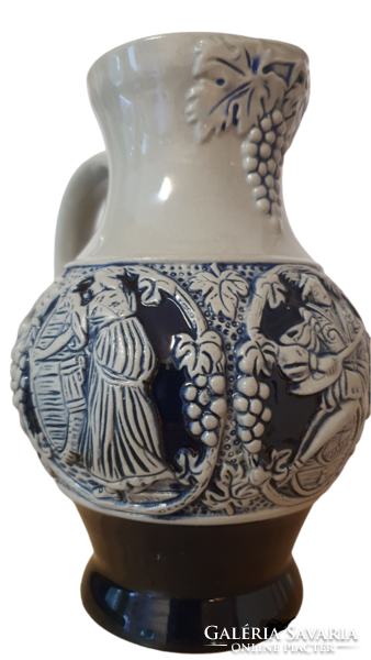 Eared jar with grape motif, relief images.