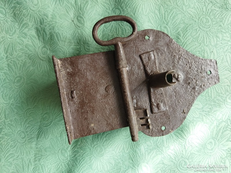 Chest or gate lock with key