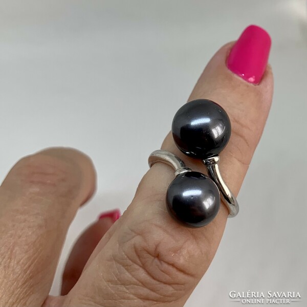 Open ring with two pearls