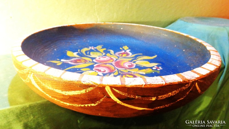 Carved and painted wooden plate /wall decoration/. 29 cm, 520 grams. Handmade work.