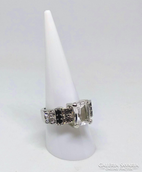 10K wgf (white gold filled) ring with clear and black cz crystals (90) size: 9/59