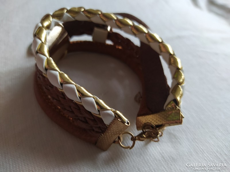 Multi-row brown-gold bracelet with pendants