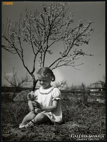 Nagyobb méret, Szendrő István fotóművészeti alkotása. Kislány, játék mackóval, 1930-as évek.