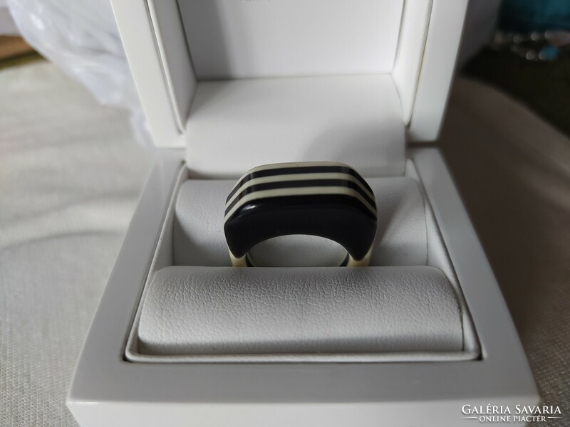 Vintage lucite fekete-fehér csíkos gyűrű