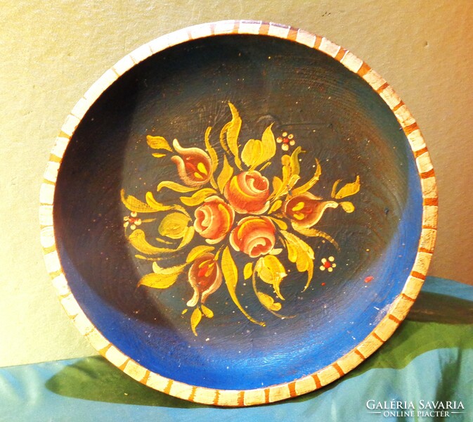 Carved and painted wooden plate /wall decoration/. 29 cm, 520 grams. Handmade work.
