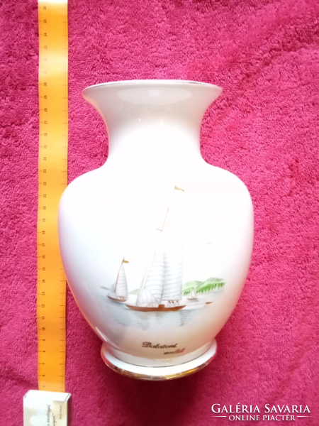 Kézzel készített hollóházi porcelán váza.