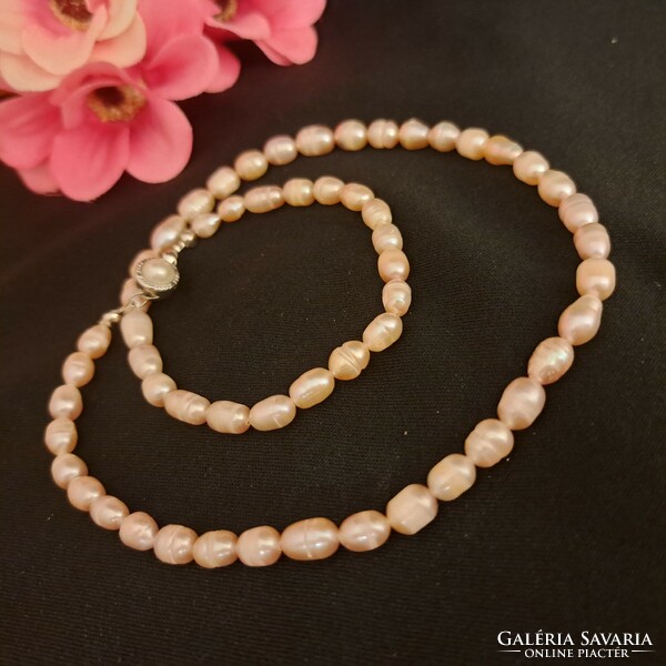 Cultured pearl necklace.