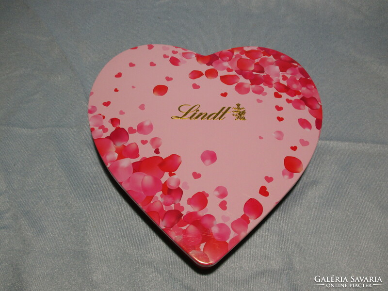 Metal box with heart-shaped candies