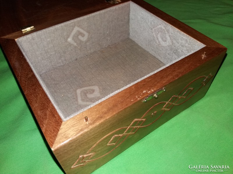 Antique engraved patterned copper closure thick wooden gift box in beautiful condition 16 x 19 x 11 cm according to the pictures