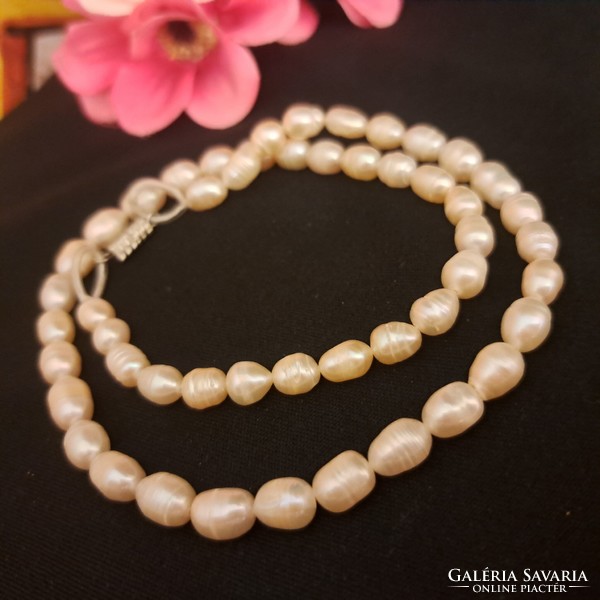 Cultured pearl necklace.