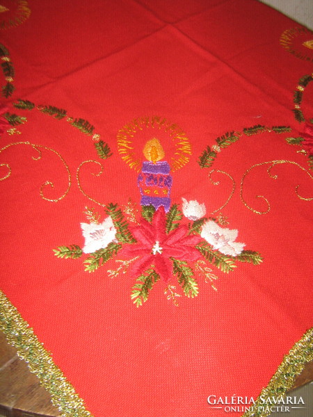 Gyönyörű kézzel gazdagon hímzett piros karácsonyi terítő