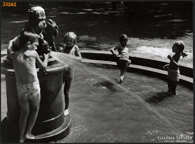 Nagyobb méret, Szendrő István fotóművészeti alkotása. Gyerekek a szökőkútban, nyár, 1930-as évek.