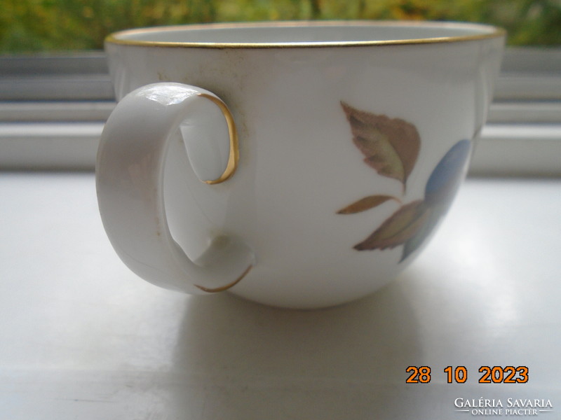 Royal worcester evesham tea cup with painting-like fruit patterns made of special porcelain