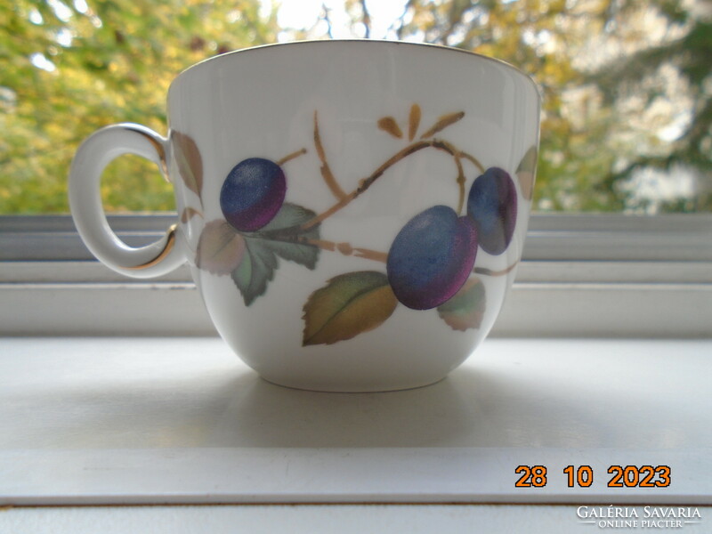 Royal worcester evesham tea cup with painting-like fruit patterns made of special porcelain