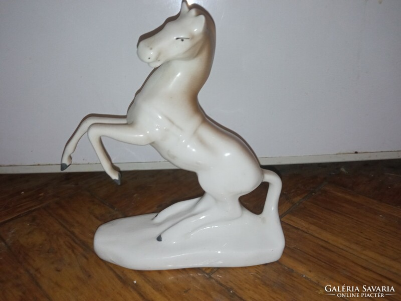Cero stallion statue