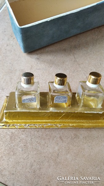 Régi orosz parfümös üvegcsék eredeti dobozban  {V28}