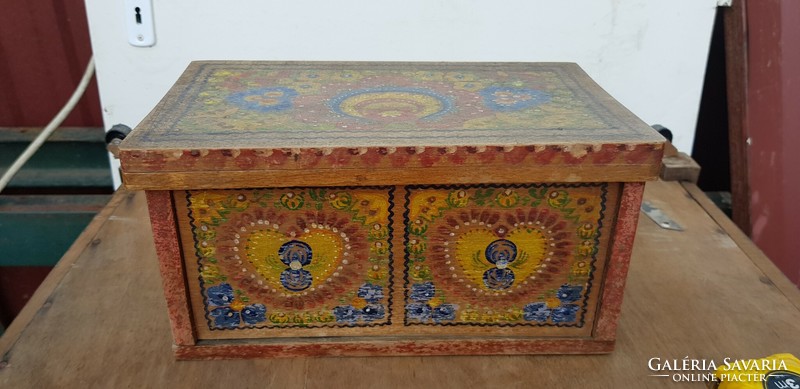 Small antique chest..31X17x18