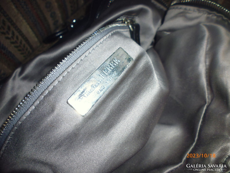 Vintage Gianfranco Ferre  Premium  nagy méretű   valódi  bőr  táska ..
