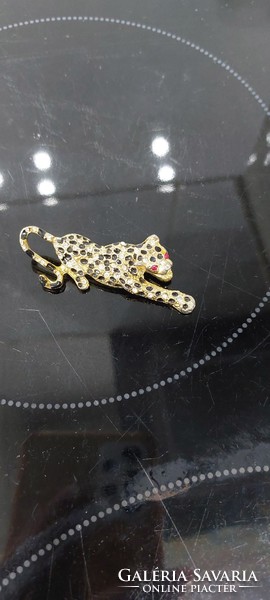 Leopard brooch figure