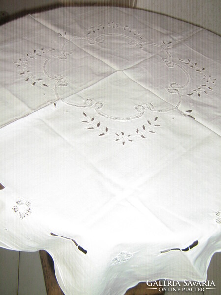 Csodaszép vintage fehér riselt hímzett virágos terítő