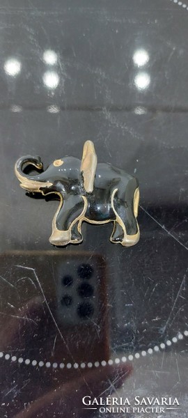 Elephant brooch figure