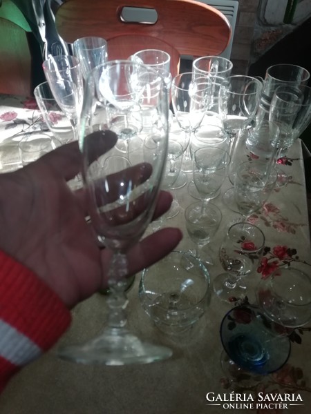 Régi üveg poharak a képeken látható állapotban vannak