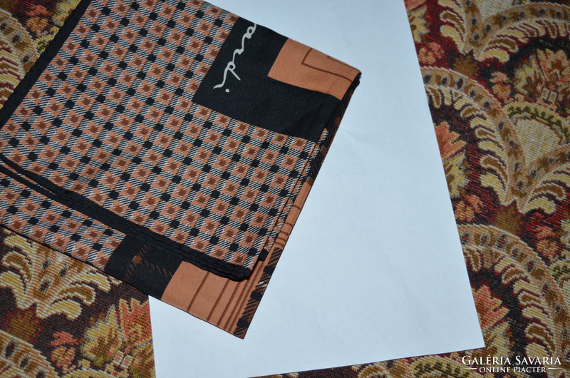 Leonardi hand-stitched shawl