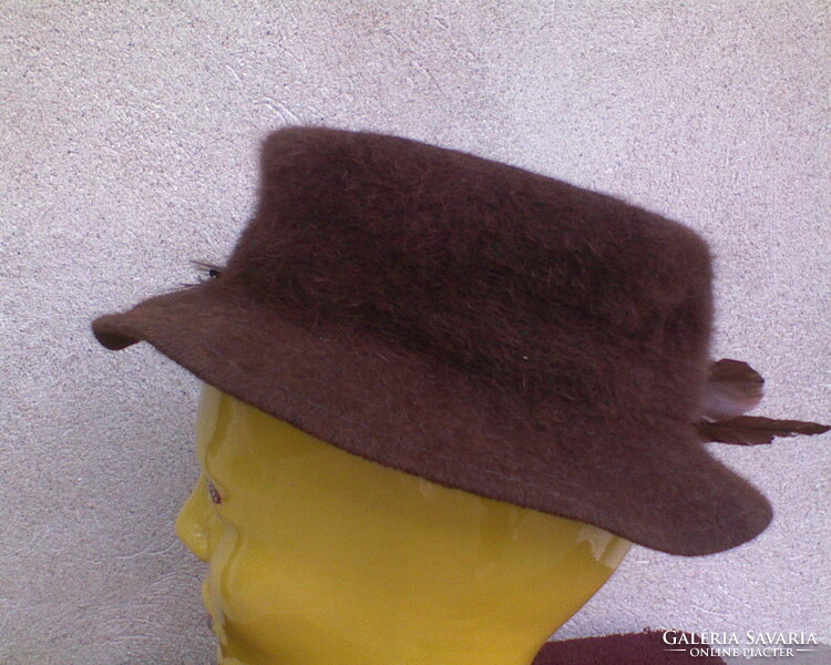 Barna régi tollas angorás kalap