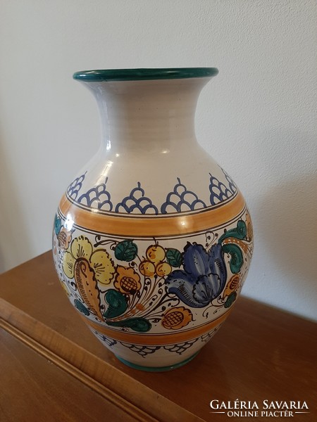 Habán kerámia váza gyönyörű kézi festésű jelzett ,szignóval