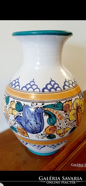 Habán ceramic vase with a beautiful hand-painted sign