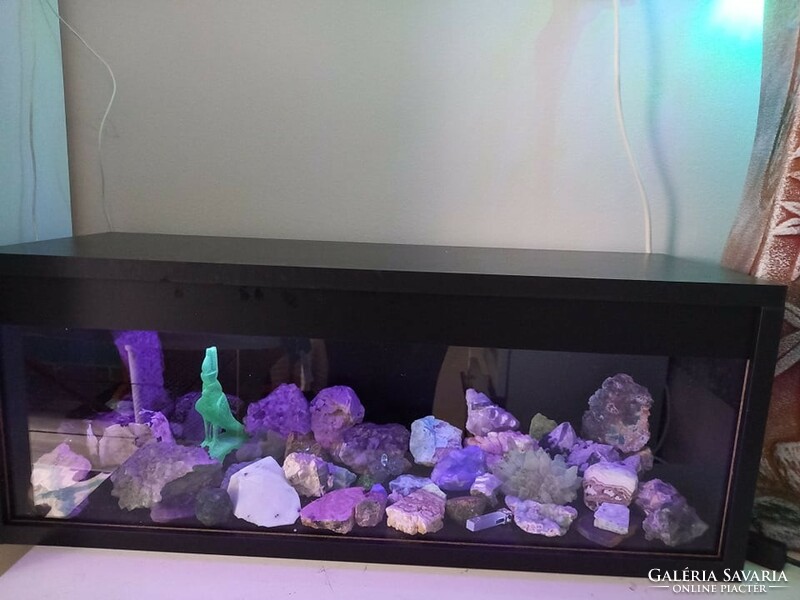 Attention mineral collectors!! UV active showcase 25cm wide, 55cm long, 27cm high