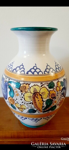 Habán ceramic vase with a beautiful hand-painted sign