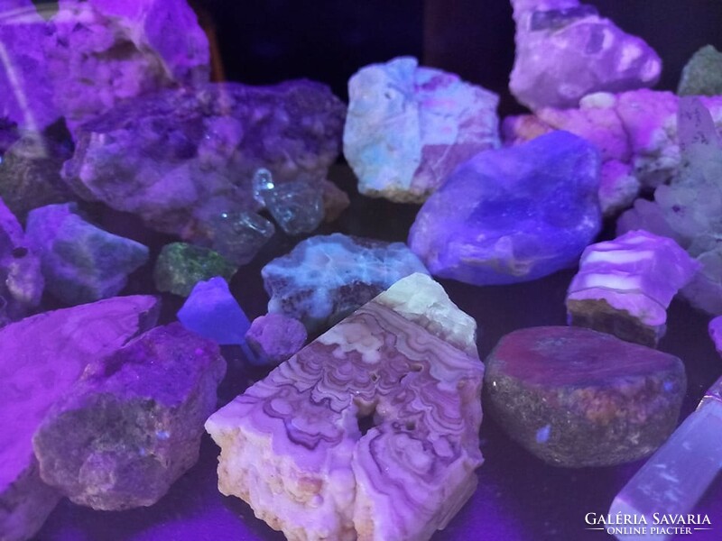 Attention mineral collectors!! UV active showcase 25cm wide, 55cm long, 27cm high