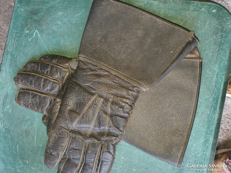 Leather motorcycle gloves