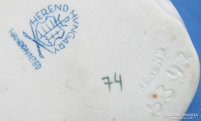 Régebbi Herendi  porcelán figura, mézesmackó,  jelzett  14 cm  magas.
