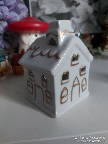Arany és fehér színű kerámia, ház alakú mécsestartó, karácsonyi dekoráció