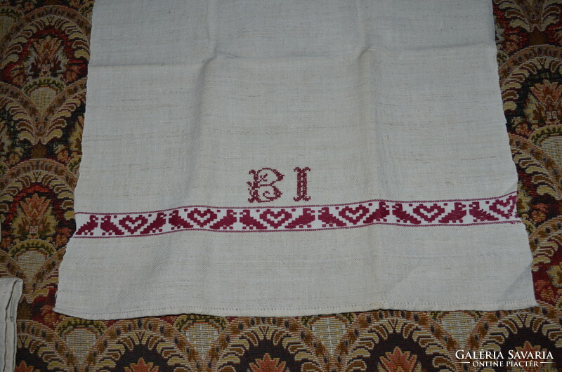 5 monogrammed linen cloths