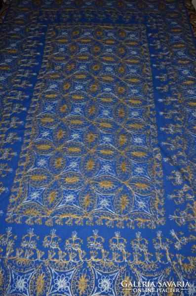 Large-sized, many-many machine-stitched tablecloths